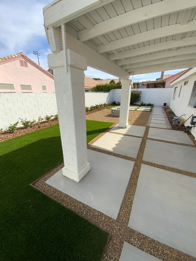 Building Photo - Gorgeous remodeled single story home in Henderson with 3 car garage!
