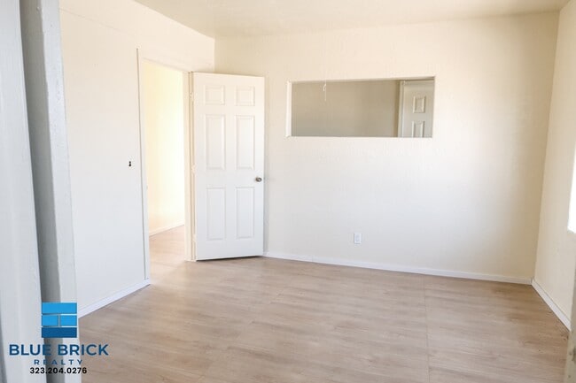 Building Photo - 1403 W 53rd St