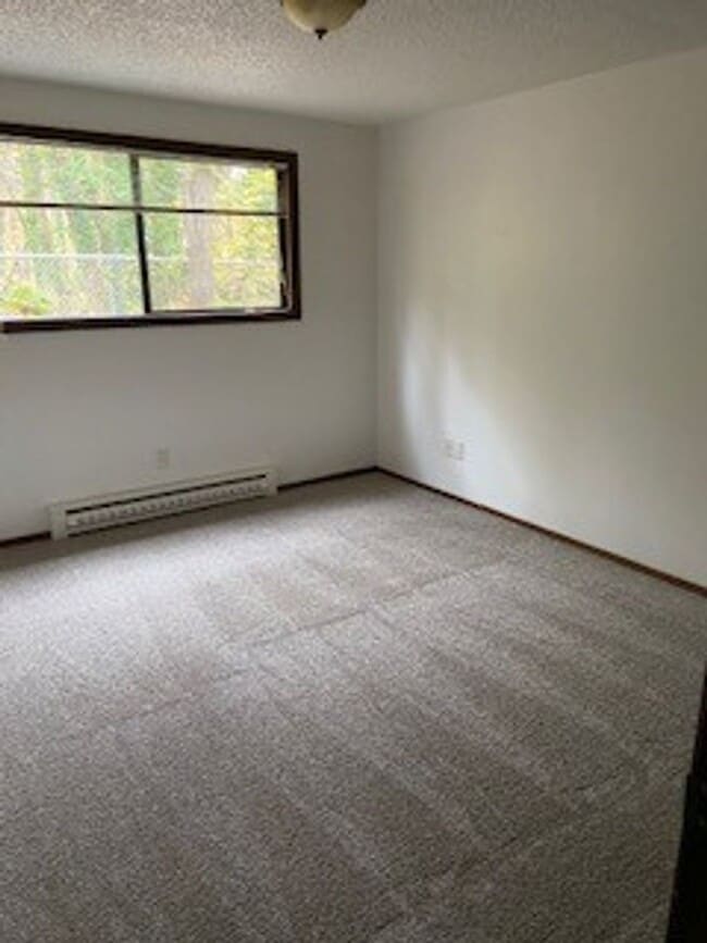Building Photo - Spacious One Bedroom, One Bathroom