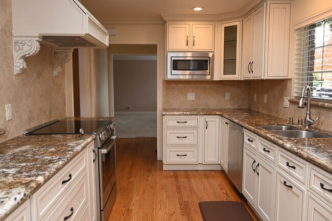 Building Photo - Prime Willow Glen, Just In Time for the Ho...