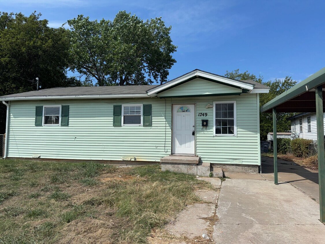 Primary Photo - 1749 SW 12th- AVAILABLE NOW!!