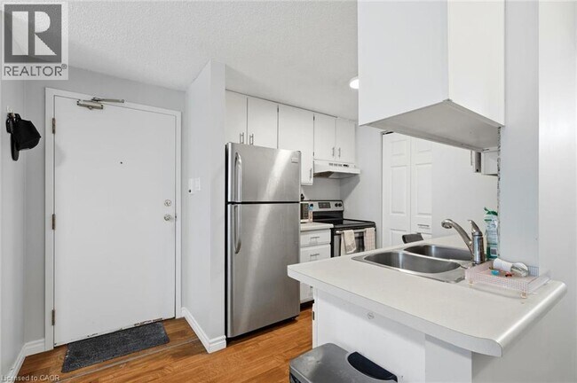 Photo du bâtiment - 30 Bridge St W