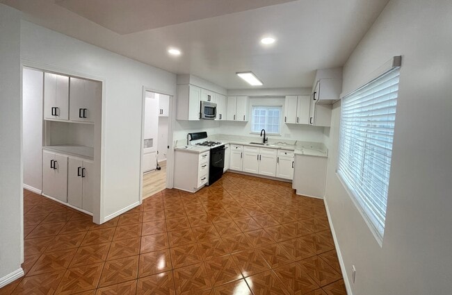 Dining Room - 437 W 11th St