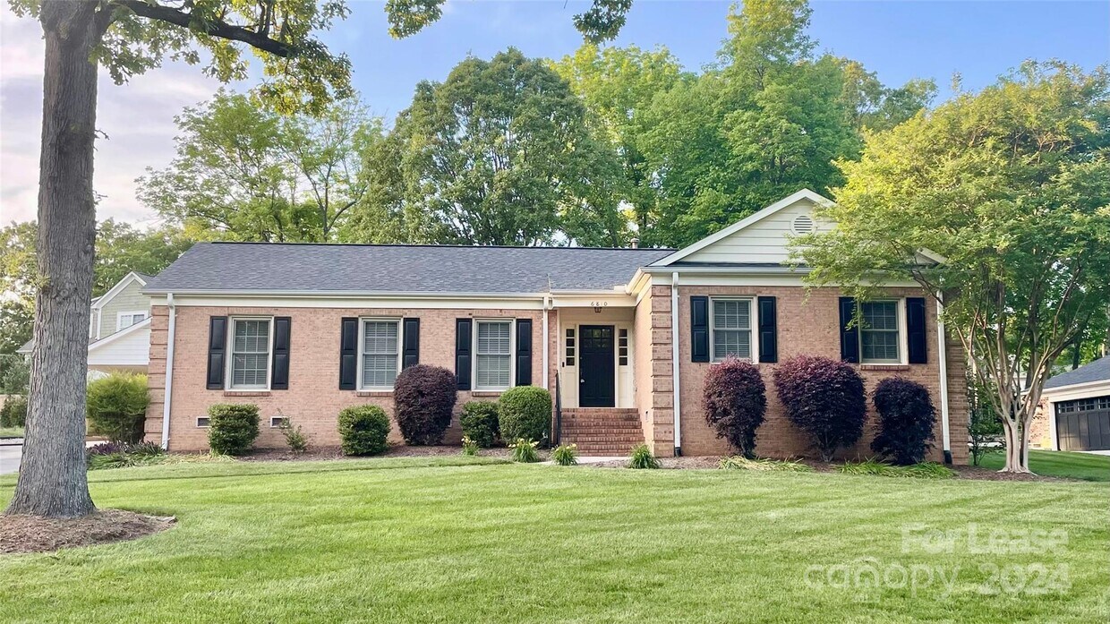 Foto principal - 6810 Rosemary Ln