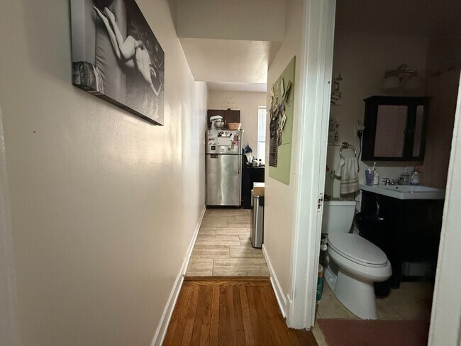 Foto del edificio - Rogers Park 2 Bed 1 Bath With Central AC & Heat, Beautiful Sunroom, Dog Friendly, Available July ...