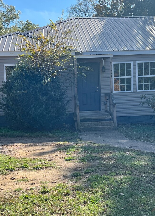 Building Photo - 711 15th St W