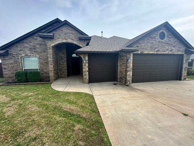 Building Photo - 3 bed 2 bath NE Moore