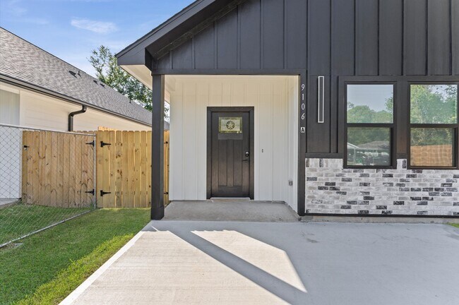 Building Photo - 9106 Everglade Dr