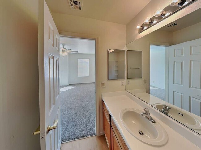 Foto del edificio - 9274 Hollander Ave