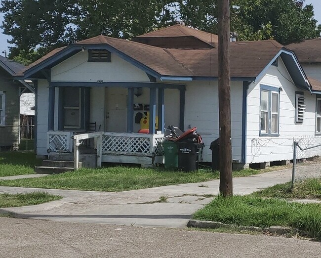 Frente - 222 W Murrill St
