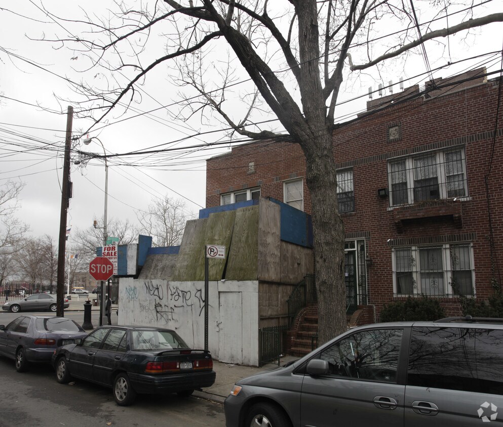Building Photo - 37-05 68th St