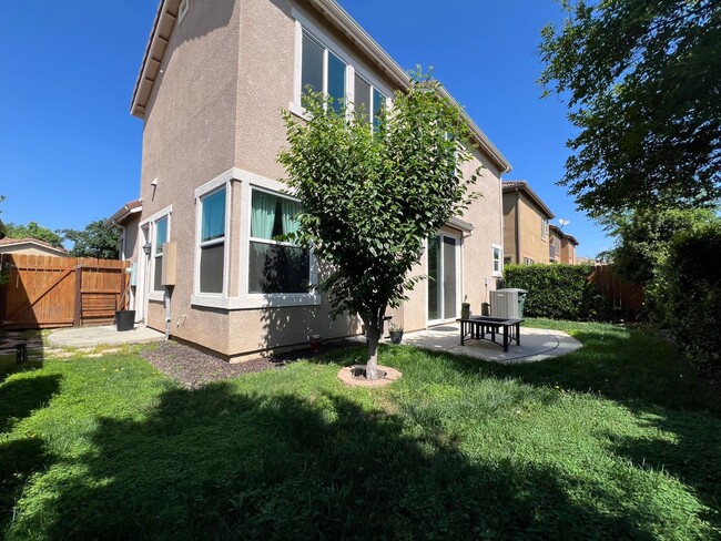 Building Photo - 3 bedroom, 2 1/2 bathroom home located in ...