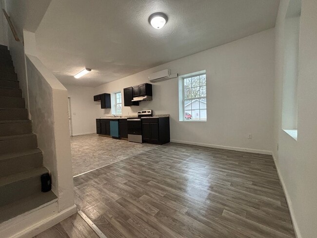 Building Photo - Recently Remodeled 3 bedroom 2 full bathro...