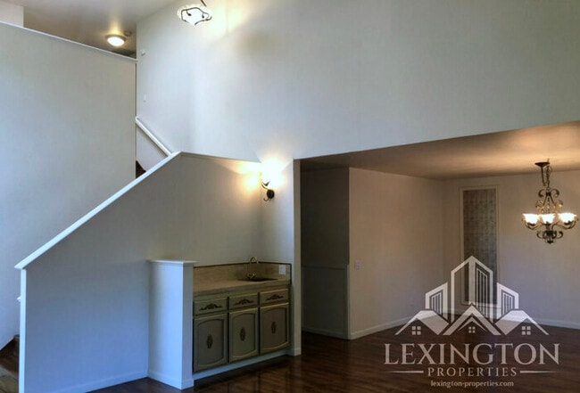 Building Photo - Wonderful, 3BD/2.5BA Home + Loft, in Oak C...