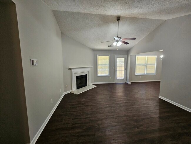 Foto del edificio - Renovated 3BR 2BA Home w/ 2-Car Garage • Open-View Kitchen • Garage • Garden Tub in Griffin
