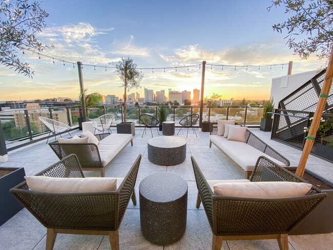 Building Photo - 19J Midtown