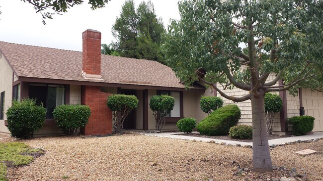 Foto del edificio - Single Level 3br/2Ba House W/ 2 Car Garage...