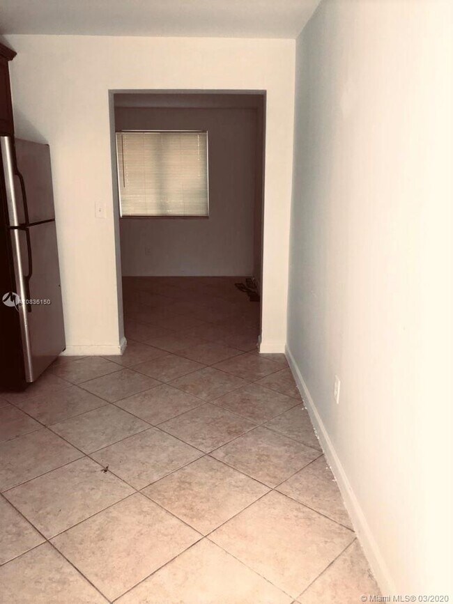 Building Photo - 828 SW 2nd St  5 Miami Fl 33130