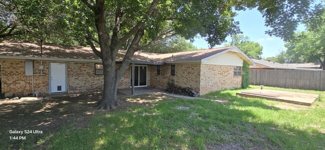 Building Photo - 806 Easy St