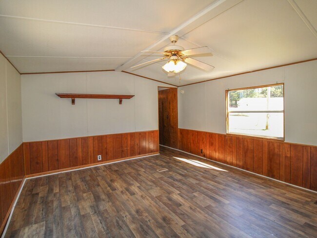 Foto del edificio - Updated 2BR/1BA Trailer in Muscle Shoals – Quiet Country Setting