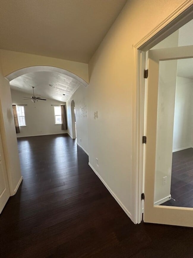 Foto del edificio - Spacious 3-Bedroom Home with Dedicated Off...