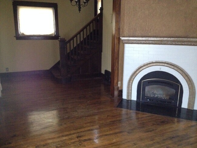 Foto del edificio - Spacious 3bd/1.5ba 2 Story Single Family Home