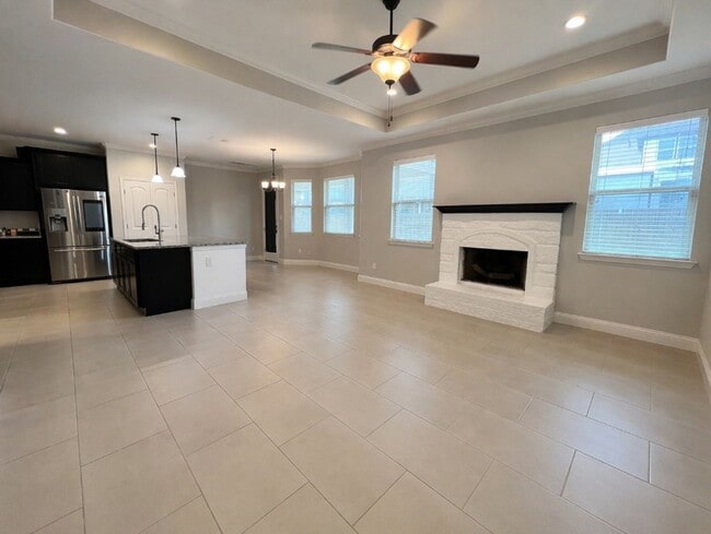 Building Photo - AVAILABLE NOW!