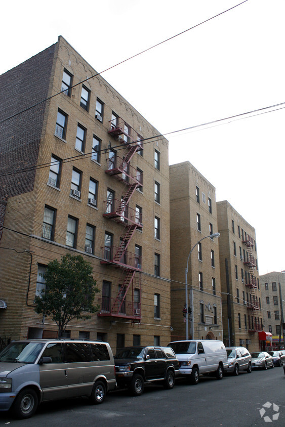 Building Photo - Elevatored Apartment