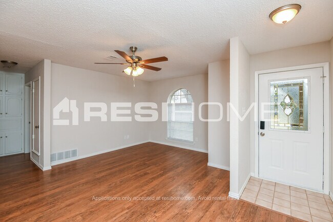 Foto del edificio - 5913 Kary Lynn Drive