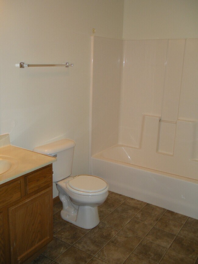 Building Photo - Spacious 2 Bedroom, 1 Bathroom Duplex off ...