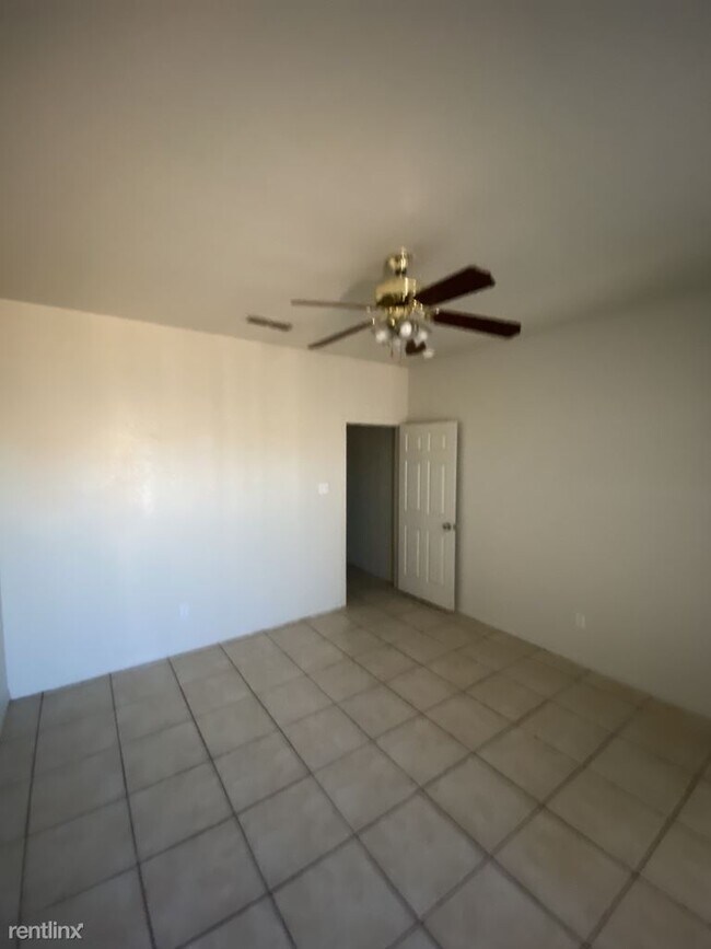 Foto del edificio - 3 br, 2 bath Duplex - 2801 Seabiscuit Dr A...