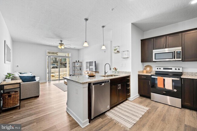 Building Photo - 1010 Admiral Ln