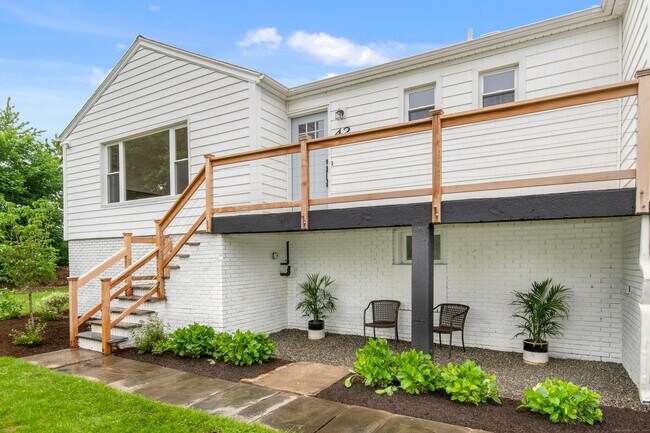 Building Photo - 42 Calf Pasture Beach Rd