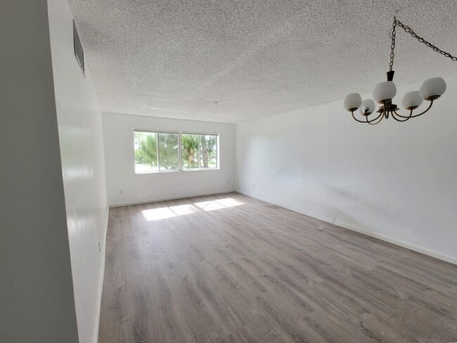 Foto del edificio - 14850 Naranja Lakes Blvd