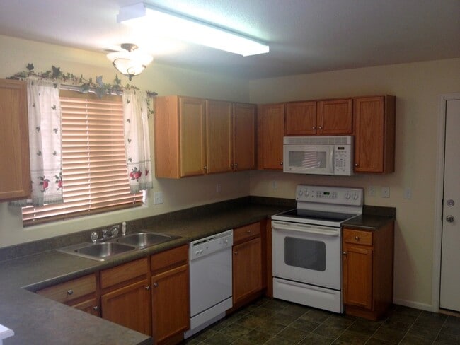 Building Photo - Well Kept 4BD/3BA in Wonderful D-49 Stetso...