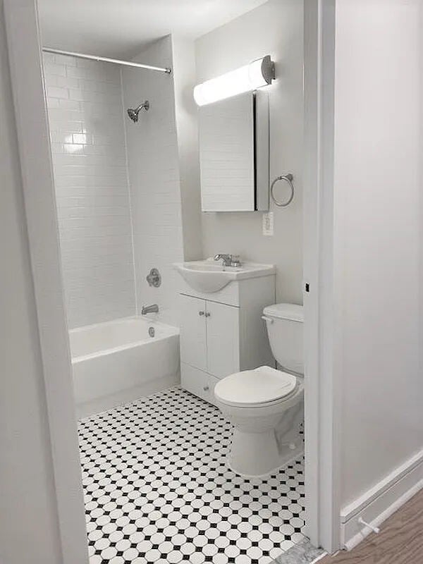 Building Photo - 323 W 96th St