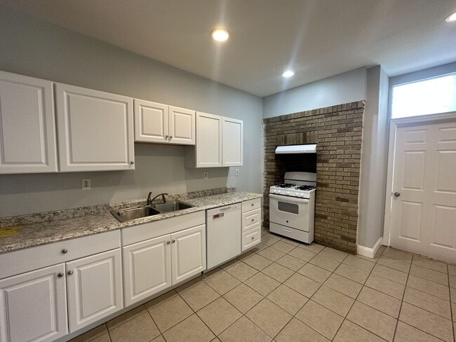 Building Photo - 11 Rockview Ave