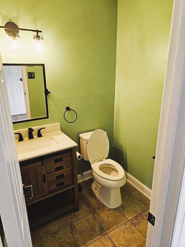 Building Photo - 2077 Maple Leaf Crescent