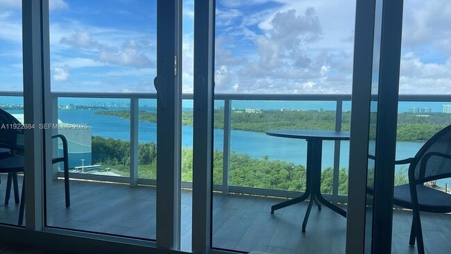 Foto del edificio - 100 Bayview Dr