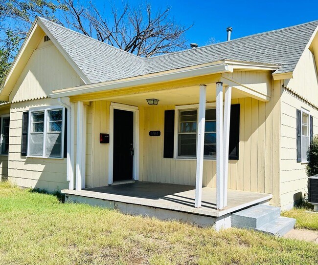 Building Photo - Three bedroom Month to Month!!