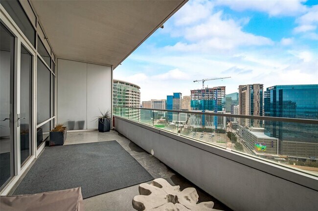 Foto del edificio - 2430 Victory Park Ln