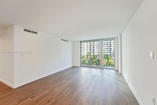 Foto del edificio - 1500 Bay Rd