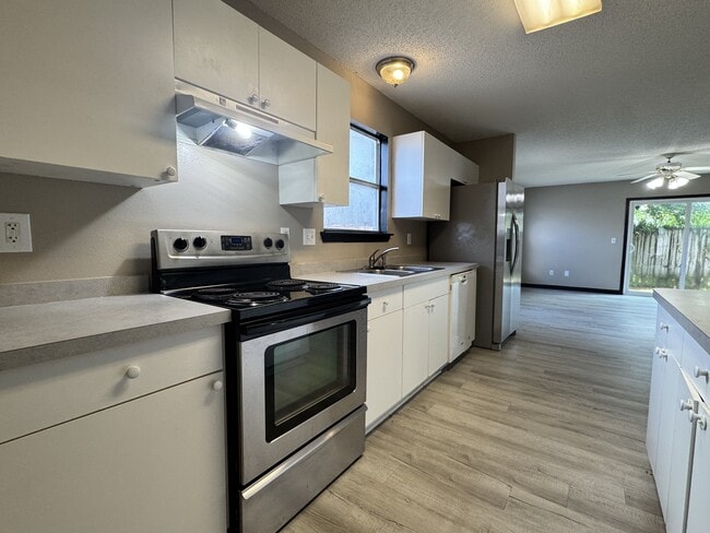 Building Photo - 322 Apple Dr
