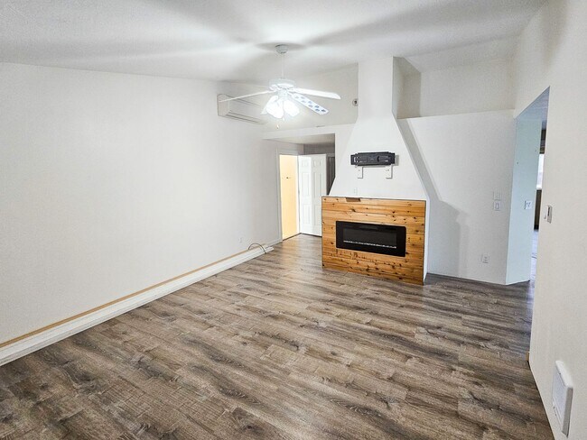 Foto del edificio - 599 Page Ct