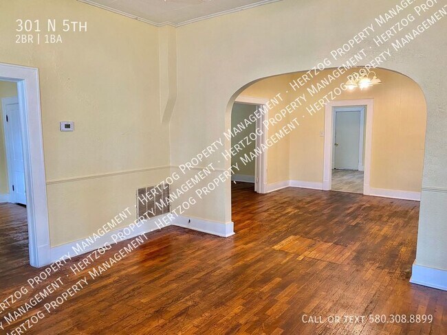 Building Photo - Large 2 bedroom 1 bathroom home on a corne...