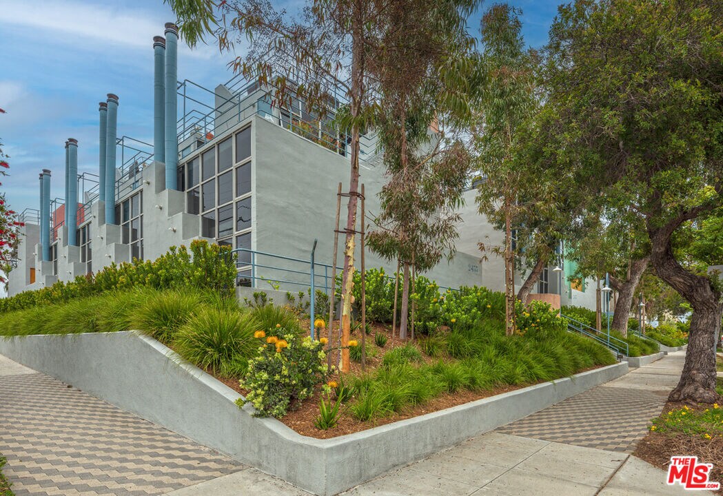 Primary Photo - 2433 28th St