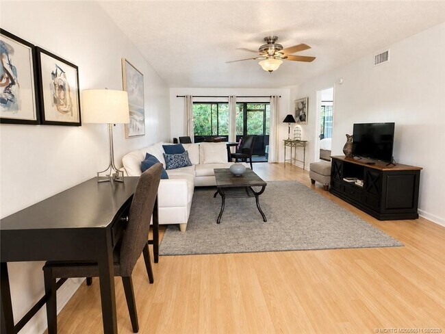 Foto del edificio - 615 NW Oleander St