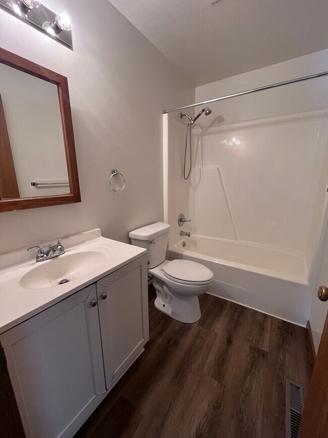 Building Photo - Nice Recently Renovated 3-Bedroom, 2-Bath ...