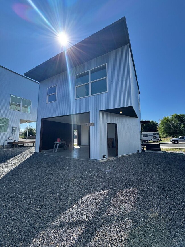 Foto del edificio - 1BR, 1BA with Huge Garage
