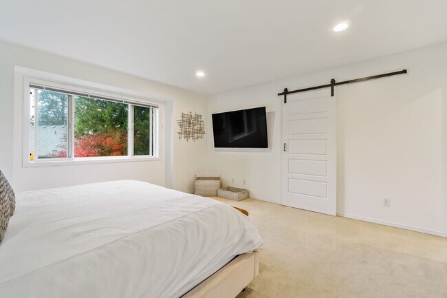 Foto del edificio - Lovely 3 Bedroom + Bonus Room with Spaciou...